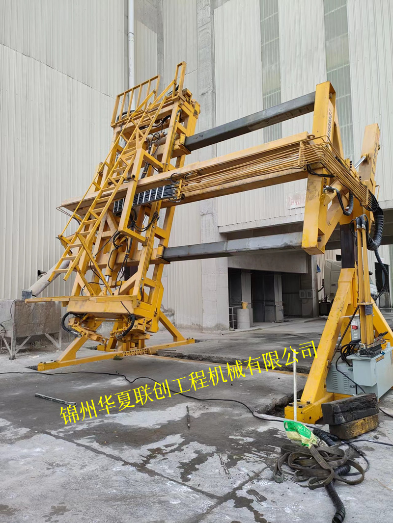 錦州華夏聯(lián)創(chuàng) 集裝箱翻轉(zhuǎn)機(jī).jpg